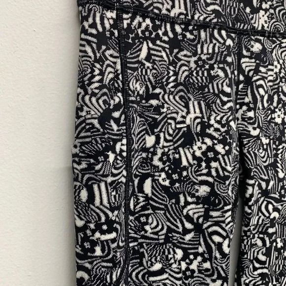 Lululemon Seawheeze 2017 Speed Tight V Leggings Black White Floral Print Size 6 - Picture 4 of 11
